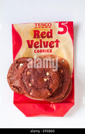 Lot de 5 Tesco cookies velours rouge isolé sur fond blanc - white chocolate chip cookies avec une garniture au chocolat blanc Banque D'Images