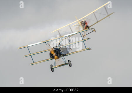 Le Royal Flying Corps ÊTRE2c sur la queue d'un Allemand Fokker DR1 à Shoreham Airshow piloté par Bruce Dickinson d'Iron Maiden Banque D'Images