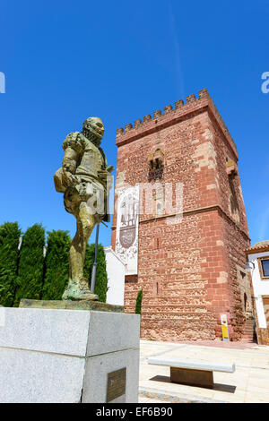 Miguel de Cervantes Saavedra statue (sculpture) en face de l'Torreón del Gran avant (Alcázar de San Juan, Ciudad Real, Espagne) Banque D'Images