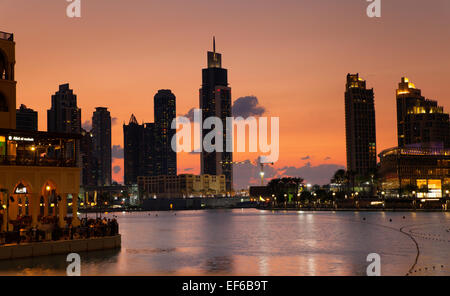 Le 23 novembre 2013 - Dubaï, Émirats arabes unis : Coucher de soleil sur la baie d'affaires, l'émergence d'un véritable domaine près de Burj Khalifa (plus haut bâtiment du monde) Banque D'Images