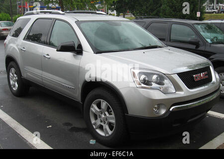 L'Acadia 2007 de GMC est un VUS intermédiaire équipé d'un moteur V6 de 3,6 L. Offrant trois rangées de sièges, il offre un grand espace pour les passagers et une grande capacité de chargement, ce qui en fait un choix idéal pour les familles qui ont besoin de polyvalence et de commodité. Banque D'Images