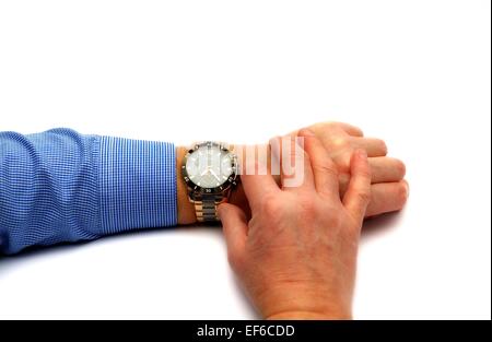 Le bras d'un homme portant une montre-bracelet et un maillot officiel bleu sur fond blanc Banque D'Images