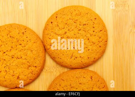 Biscuit de gingembre sur un fond de bois Banque D'Images