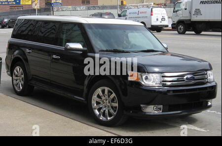 Le Ford Flex Limited 2009 est un VUS multisegment pleine grandeur au design moderne et à trois rangées de sièges. Doté d’un moteur V6 de 3,5 l, il offre une puissance suffisante tout en conservant confort et praticité. Reconnu pour son habitacle spacieux et sa technologie conviviale, le Flex Limited est idéal pour les grandes familles ou ceux qui ont besoin d’un espace utilitaire polyvalent et d’une capacité de sièges. Banque D'Images
