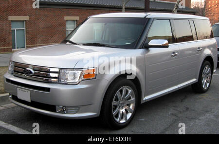 Le Ford Flex Limited 2009 est un VUS multisegment pleine grandeur offrant un habitacle spacieux, une technologie de pointe et une tenue de route raffinée. Propulsé par un moteur V6 de 3,5 l, le Flex Limited est conçu pour le confort et la polyvalence. Son style distinctif, ses sièges spacieux à trois rangées et ses caractéristiques de haute technologie en font un véhicule idéal pour les familles et ceux qui ont besoin d'un véhicule pratique et élégant avec un grand espace utilitaire. Banque D'Images