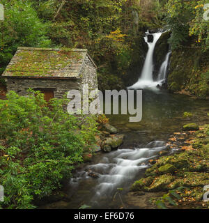 Le Grot et cascade, Rydal Hall, Cumbria. Banque D'Images