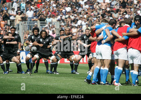 L'équipe de rugby à XV néo-zélandais d'effectuer le Haka à la Coupe du Monde 2007 à Marseille, France Banque D'Images