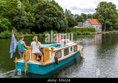 Pédalo, péniche 'Escargot', l'auto bateau mené avec hébergement pour 4 personnes sur la rivière Ruhr, Banque D'Images