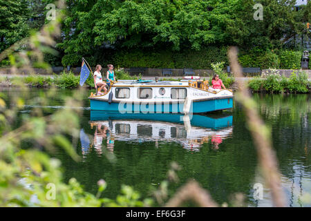 Pédalo, péniche 'Escargot', l'auto bateau mené avec hébergement pour 4 personnes sur la rivière Ruhr, Banque D'Images