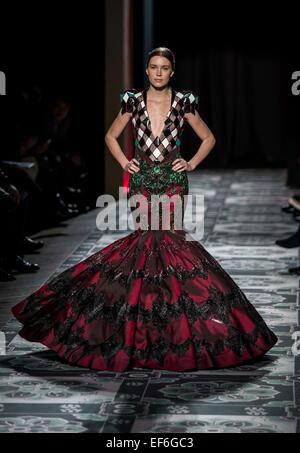 Paris, France. 27 Jan, 2015. Un modèle présente une création de Laurence Xu, de sa Haute Couture Printemps-été 2015 fashion show à Paris, France, 27 janvier, 2015. Crédit : Chen Xiaowei/Xinhua/Alamy Live News Banque D'Images