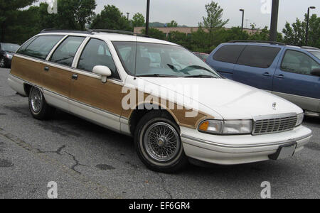 La 4e génération de Chevrolet Caprice Wagon, produite à la fin des années 1980 et au début des années 1990, est une familiale pleine grandeur connue pour son habitacle spacieux et sa robustesse. Il est équipé d'un moteur V8, offrant une puissance suffisante pour le transport et le remorquage. Avec son design pratique, la Caprice Wagon est un véhicule familial polyvalent et un choix solide pour ceux qui recherchent une familiale fiable et spacieuse. Banque D'Images