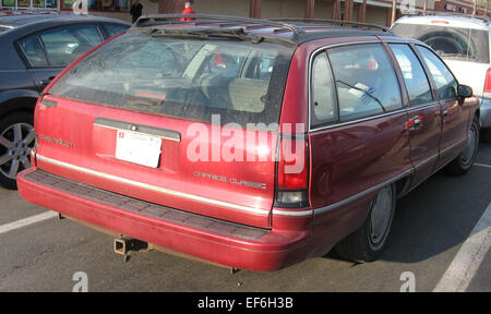 La familiale Caprice 1991-1996 de Chevrolet est une familiale pleine grandeur reconnue pour son habitacle spacieux et sa tenue de route souple. Propulsé par des moteurs V6 ou V8, il offre une expérience de conduite confortable avec un grand espace utilitaire et des caractéristiques pratiques. La familiale Caprice était populaire auprès des familles et de ceux qui avaient besoin d'un véhicule polyvalent pour la conduite quotidienne et les longs trajets. Banque D'Images