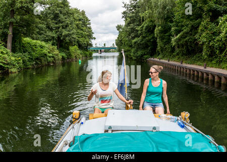 Pédalo, péniche 'Escargot', l'auto bateau mené avec hébergement pour 4 personnes sur la rivière Ruhr, Banque D'Images