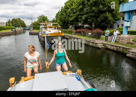 Pédalo, péniche 'Escargot', l'auto bateau mené avec hébergement pour 4 personnes sur la rivière Ruhr, Banque D'Images