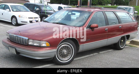 La familiale Caprice de Chevrolet, photographiée le 12 août 2010, est une familiale pleine grandeur avec un habitacle spacieux et une capacité utilitaire pratique. Sa façade présente une calandre distinctive et des éléments de design audacieux. Banque D'Images