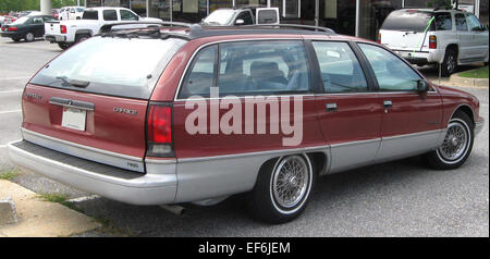 La familiale Caprice 2008-2010 de Chevrolet est une familiale pleine grandeur reconnue pour son habitacle spacieux et sa robustesse. Propulsé par un moteur V8, il offre de solides capacités de remorquage et un espace utilitaire généreux. La Caprice familiale présente un design pratique, une construction durable et une conduite souple, ce qui en fait un choix fiable pour les familles ou ceux qui ont besoin d'un véhicule polyvalent pour le travail et les loisirs. Banque D'Images