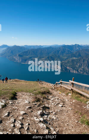 Le sommet du Monte Baldo au-dessus de Malcesine, sur le lac de Garde Italie Banque D'Images