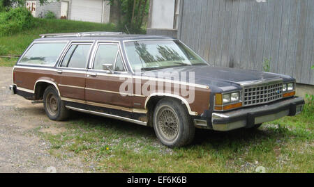 Le Ford Country Squire est un break pleine grandeur produit des années 1950 aux années 1990 Connue pour son design emblématique lambrissé, elle offre un intérieur spacieux et une conduite confortable, idéale pour les voyages en famille. Banque D'Images