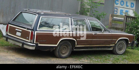 Le Ford Country Squire est un break pleine grandeur produit des années 1950 aux années 1990 Connue pour ses boiseries arrière distinctives, elle offre des sièges spacieux et de l'espace utilitaire. Le Country Squire est idéal pour les familles et les longs voyages en voiture, alliant confort, praticité et design classique. Banque D'Images