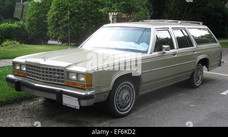 Le Ford Country Squire était un break pleine grandeur produit des années 1950 aux années 1990 Il comportait des garnitures en panneaux de bois et était connu pour son habitacle spacieux, ce qui en faisait un véhicule familial populaire à son époque. Banque D'Images
