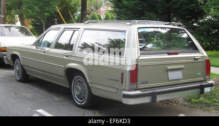 Le Ford Country Squire est un break pleine grandeur connu pour son habitacle spacieux et ses boiseries arrière emblématiques. Offrant un grand espace de chargement et des caractéristiques familiales, c'est un modèle classique pour ceux qui recherchent un véhicule polyvalent et pratique pour les longs trajets et une utilisation quotidienne. Banque D'Images