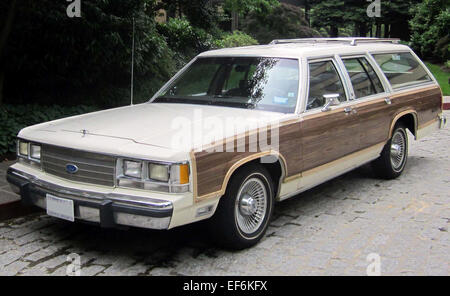 La Ford LTD Country Squire est une familiale pleine grandeur offrant un design américain classique. Doté d'un moteur V8 de 5,8 l, il offre un habitacle spacieux pouvant accueillir jusqu'à huit passagers. Connu pour son confort et sa capacité de chargement, le Country Squire reste un choix nostalgique pour ceux qui recherchent un style vintage et une utilité. Banque D'Images