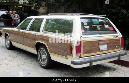 La Ford LTD Country Squire est une familiale pleine grandeur connue pour ses panneaux en similibois et son habitacle spacieux. Propulsé par un moteur V8, il offre une conduite confortable et une grande capacité de chargement. Le Country Squire était un véhicule familial populaire pendant son ère de production. Banque D'Images