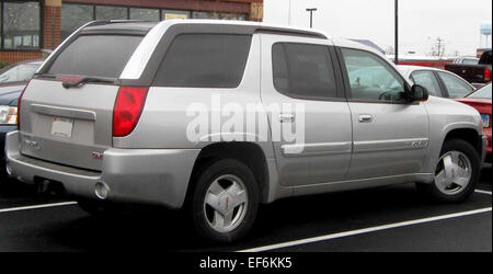 L'Envoy XUV de GMC est un VUS intermédiaire polyvalent doté d'un siège arrière et d'un espace utilitaire uniques qui se transforme en camionnette. Doté d'un moteur à six cylindres en ligne de 4,2 l, il offre beaucoup d'espace et de capacités, ce qui en fait un choix pratique pour ceux qui ont besoin de polyvalence à la fois pour les passagers et le chargement. Banque D'Images