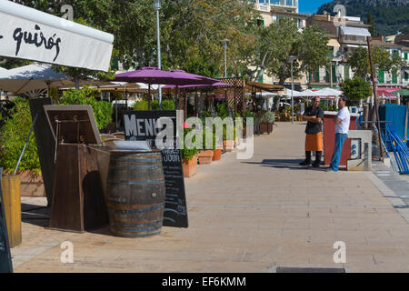 Un chef de l'un des nombreux restaurants le long de la ligne de flottaison en Port de Soller est de prendre un moment pour discuter. Banque D'Images