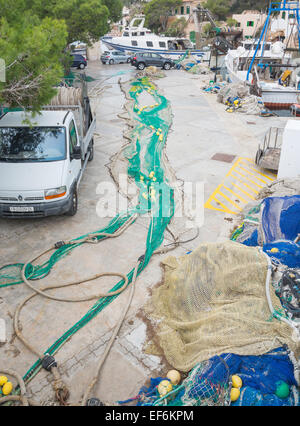 Filets de pêche vert avec des bouées jaunes sur le terrain le 2 novembre 2013 dans le port de plaisance de Cala Figuera Banque D'Images