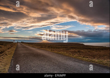 La route menant du phare à la pointe nord de l'UK mainland Banque D'Images