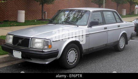 La berline Volvo 240 DL est un véhicule de taille moyenne connu pour sa construction robuste, ses excellentes caractéristiques de sécurité et sa durabilité. Avec un design simple et un moteur fiable, il offre une expérience de conduite fluide et sécurisée. Banque D'Images