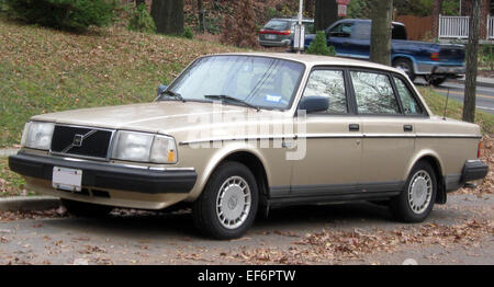 La berline Volvo 240 est connue pour sa durabilité et ses caractéristiques de sécurité. Produite de 1974 à 1993, elle offrait une conduite fiable et confortable avec un design Volvo classique, et est devenue l'une des voitures les plus emblématiques de son époque. Banque D'Images