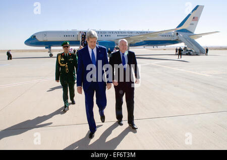 Le secrétaire d'Etat américain John Kerry et le sénateur John McCain à pied de l'avion après son arrivée le 27 janvier 2015 à Riyad, en Arabie Saoudite. Les dirigeants américains sont arrivés à prolonger mes condoléances à la fin le roi Abdallah et rencontrer le nouveau roi Salman. Banque D'Images