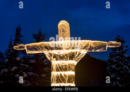 La sculpture sur glace du Christ Rédempteur, Ice Magic Festival, Lake Louise, Banff National Park, Alberta, Canada Banque D'Images