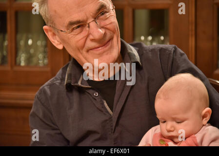 A smiling grandfather holding sa petite-fille Banque D'Images
