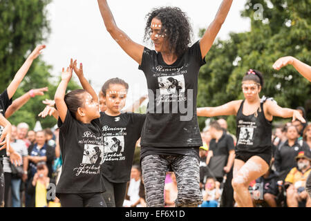 Buuja Buuja-Butterfly Dance Group, un groupe de danse autochtones de la région de Canberra en Australie Festival scène Yabun Jour Banque D'Images