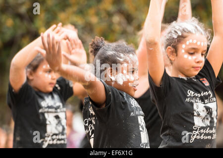 Buuja Buuja-Butterfly avec les enfants du groupe de danse, un groupe de danse autochtones de la région de Canberra, Australia Day Festival, Yabun Banque D'Images