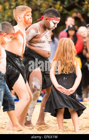 Avec les enfants du groupe de danse, Gomeroi Yulugi Gomeroi Mirii, de tribu en Nouvelle Galles du Sud, Australie Festival Yabun Jour Banque D'Images