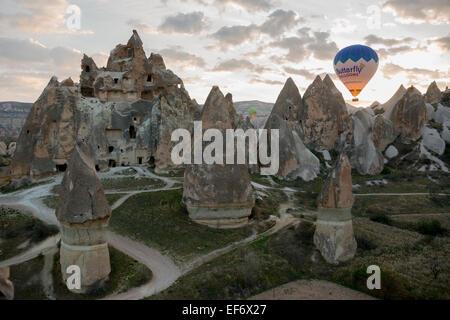 Vue aérienne de montgolfières au-dessus de la Cappadoce, Turquie Banque D'Images