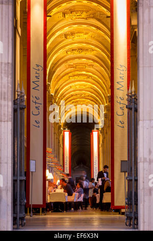 Vue intérieure du soir Cafe Marly au Musée du Louvre, Paris, France Banque D'Images