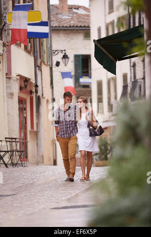 Jeune couple en vacances dans la ville de La Colle sur Loup dans le sud de la France . Banque D'Images