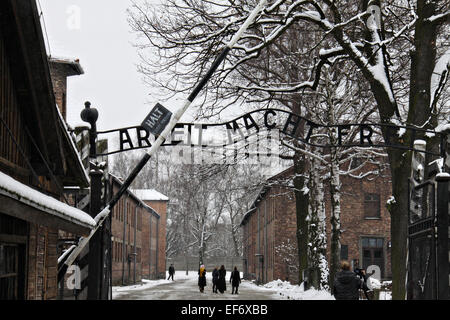 La porte de la mort au camp de concentration d'Auschwitz-Birkenau où 1,1 millions de personnes ont été exécutées par les Nazis sur le 70e anniversaire de la libération d'Auschwitz Birkenau, le 27 janvier 2015 à Oświęcim (Pologne). Banque D'Images