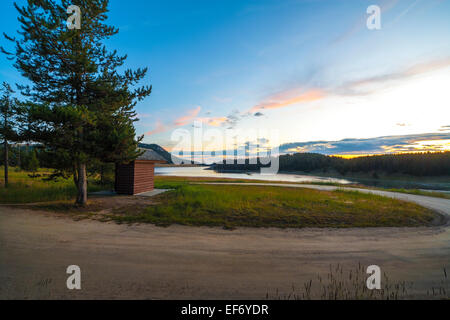 Toilettes avec superbe vue panoramique sur le terrain de camping Lakeview Meadowlark Lac dans la forêt nationale de Bighorn Wyoming. Pêche à la truite populaires Banque D'Images