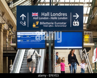 Paris Gare du Nord avec des voyageurs sous panneau indiquant à Paris à Londres train Eurostar hall de départ. Banque D'Images