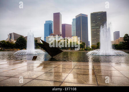 Le centre-ville de Los Angeles avec un miroir d'eau au premier plan Banque D'Images