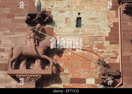 Le grès rouge statue de Saint Georges terrassant un dragon, sur le mur extérieur de la cathédrale de Bâle. Banque D'Images