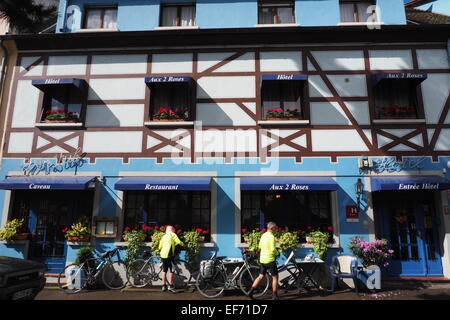 Les cyclistes sur un vélo maison de préparer leurs vélos à l'extérieur de l'hôtel Aux 2 Roses à Neuf-Brisach France, pour la journée de randonnée. Banque D'Images