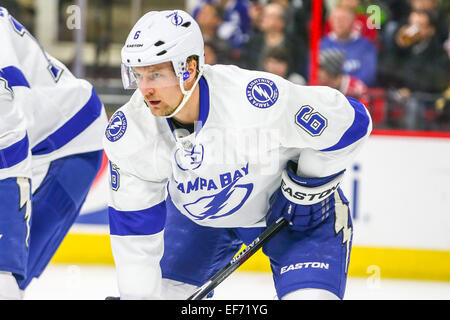 Raleigh, Caroline du Nord, USA. 27 Jan, 2015. Le Lightning de Tampa Bay le défenseur Anton Stralman (6) au cours de la LNH, match entre le Lightning de Tampa Bay et les Hurricanes de la Caroline au PNC Arena. Les Hurricanes de la Caroline a battu le Lightning de Tampa Bay 4-2. Credit : Andy Martin Jr./ZUMA/Alamy Fil Live News Banque D'Images