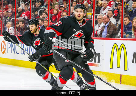 Raleigh, Caroline du Nord, USA. 27 Jan, 2015. Les Hurricanes de la Caroline le défenseur Ron Hainsey (65) au cours de la partie de la LNH entre le Lightning de Tampa Bay et les Hurricanes de la Caroline au PNC Arena. Les Hurricanes de la Caroline a battu le Lightning de Tampa Bay 4-2. Credit : Andy Martin Jr./ZUMA/Alamy Fil Live News Banque D'Images